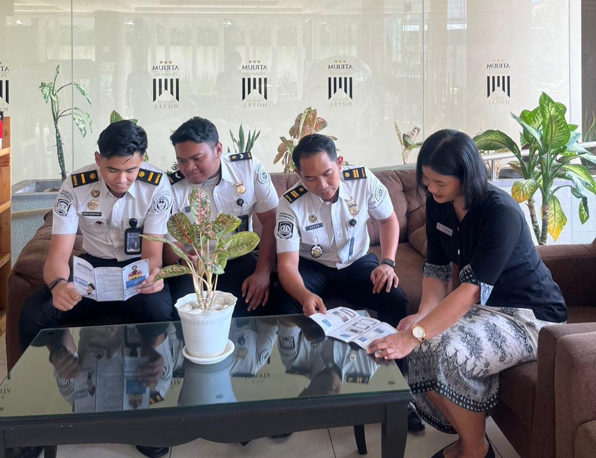 Perkuat Pengawasan, Imigrasi Cilacap Sosialisasi Aplikasi APOA door to door di Wilayah Banyumas
